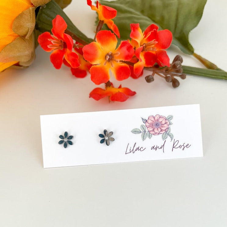 ✅ Flower Stud Earrings – Delicate Petals for Everyday Charm