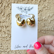 Load image into Gallery viewer, petite sculpt hoops mini chunky gold searrings Lilac and Rose

