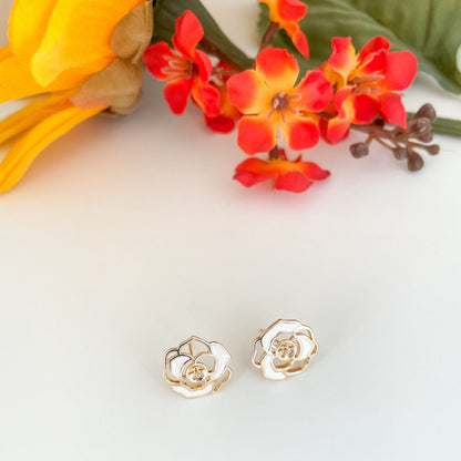 ✅ Flower Stud Earrings – Delicate Petals for Everyday Charm