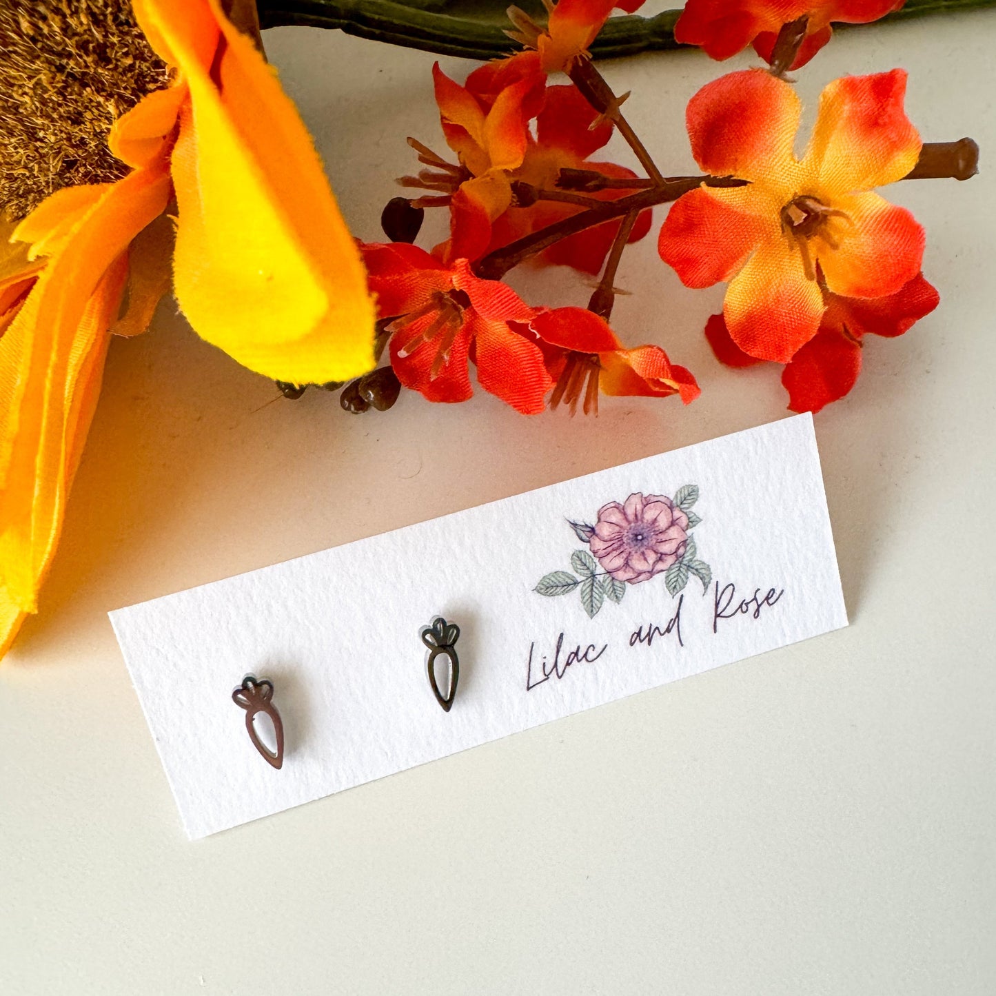 ✅ Carrot Stud Earrings