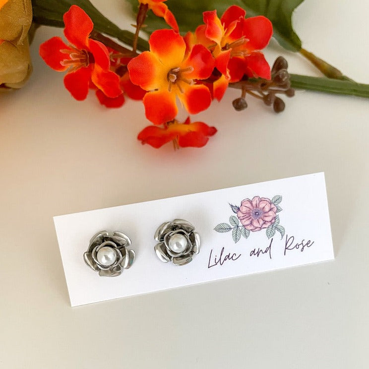 ✅ Flower Stud Earrings – Delicate Petals for Everyday Charm
