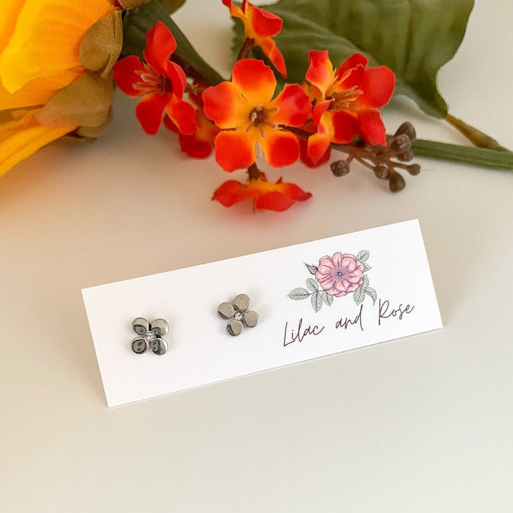 ✅ Flower Stud Earrings – Delicate Petals for Everyday Charm