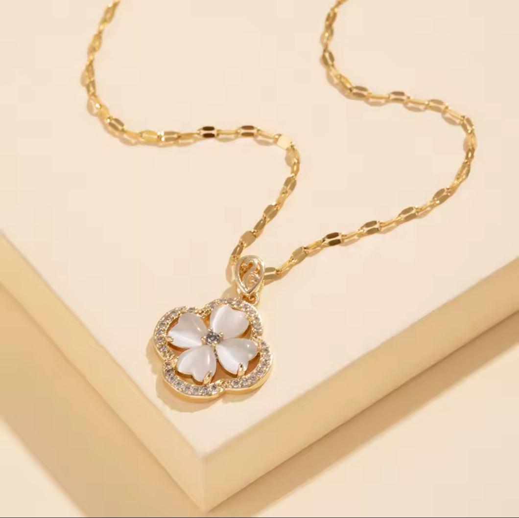 Simple Clover Stone Necklace