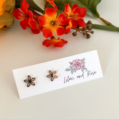 ✅ Flower Stud Earrings – Delicate Petals for Everyday Charm