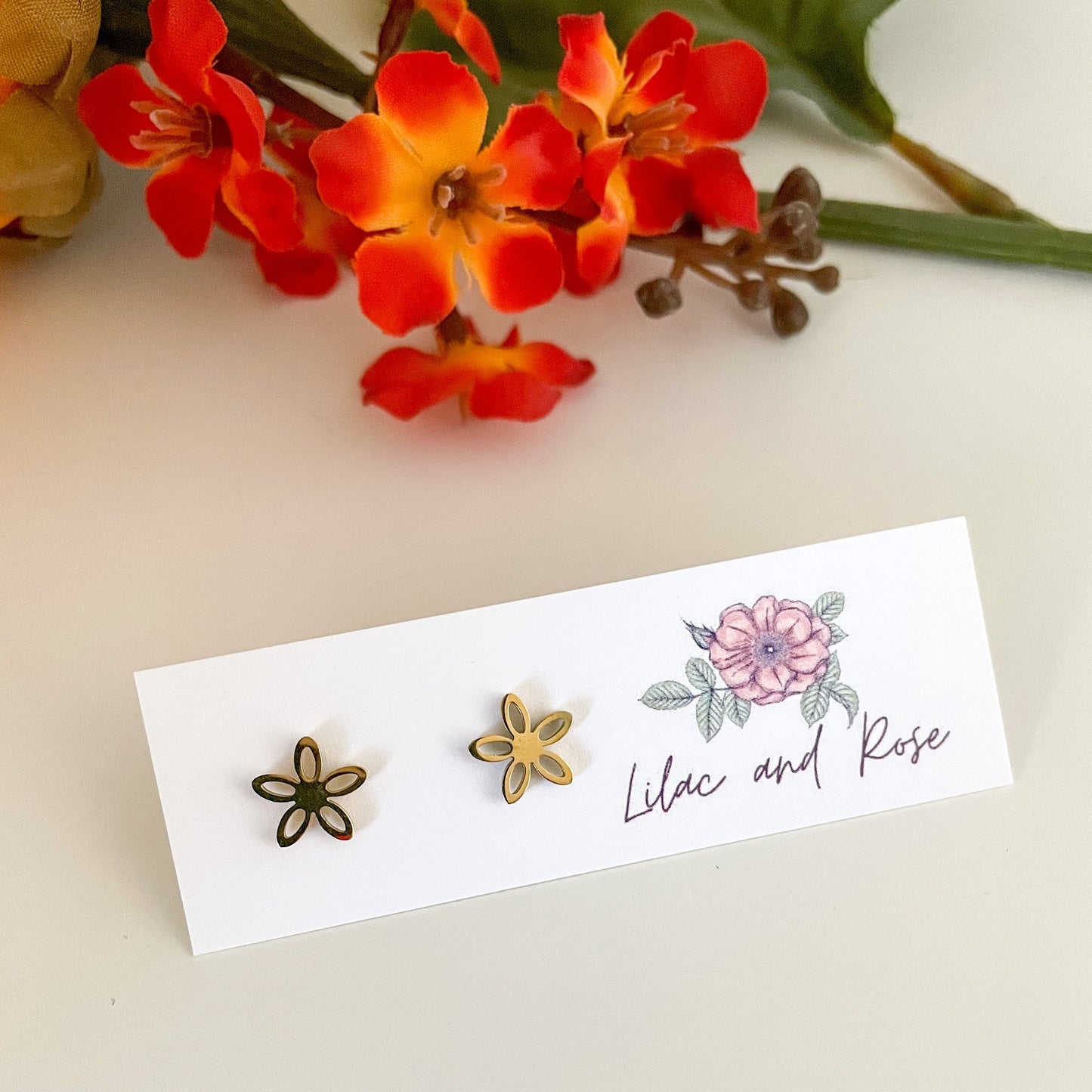 ✅ Flower Stud Earrings – Delicate Petals for Everyday Charm