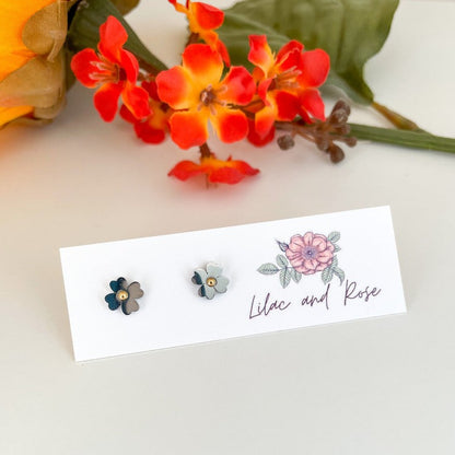 ✅ Flower Stud Earrings – Delicate Petals for Everyday Charm